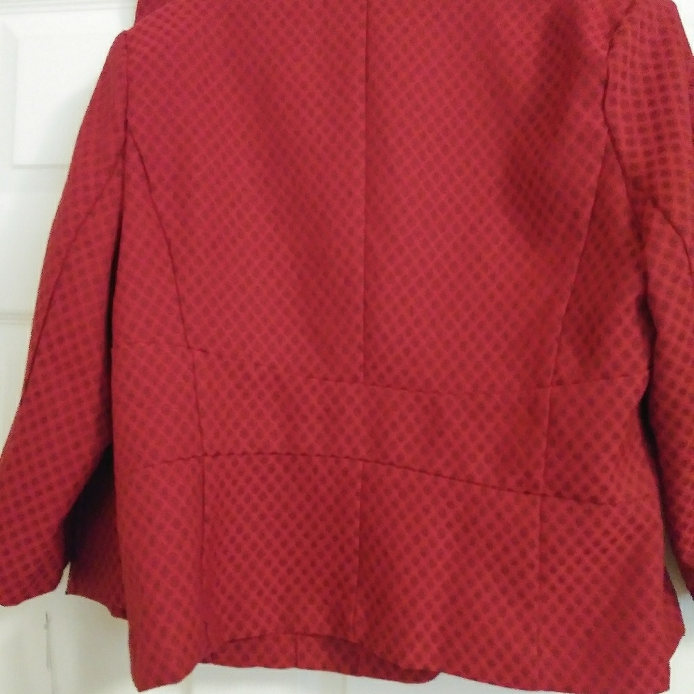 Ladies suit - Picture 3 of 3